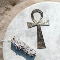 遊戯王の好きなカードを通販サイトで探すことができる